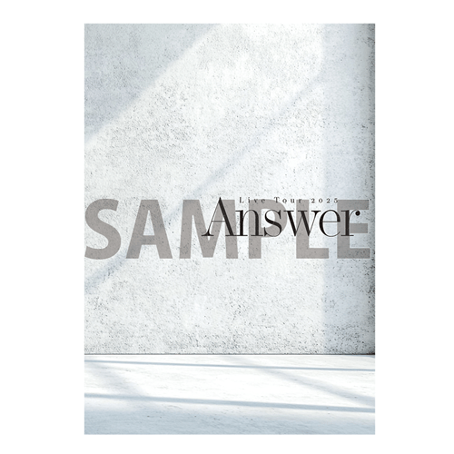 Answer�p���t���b�g�f�G�Ȏʐ^��angela�̎v�����ԗ��X�ɒԂ�ꂽ�C���^�r���[�B���ꂪ�����B�yangela Live Tour 2025�uAnswer�v�z